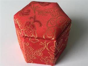 紅（hóng）色安宮錦緞盒